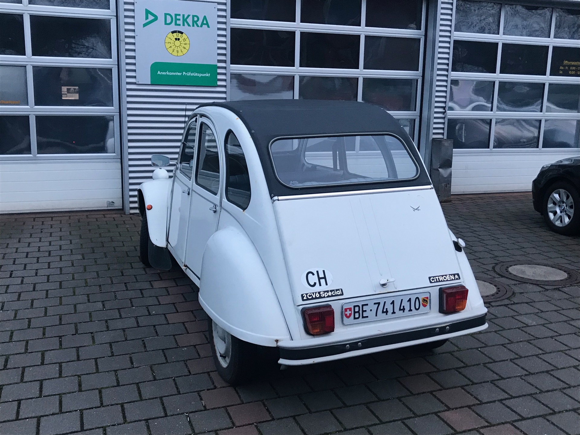 Citroën 2CV vor dem DEKRA-Prüfpunkt der Werkstatt
