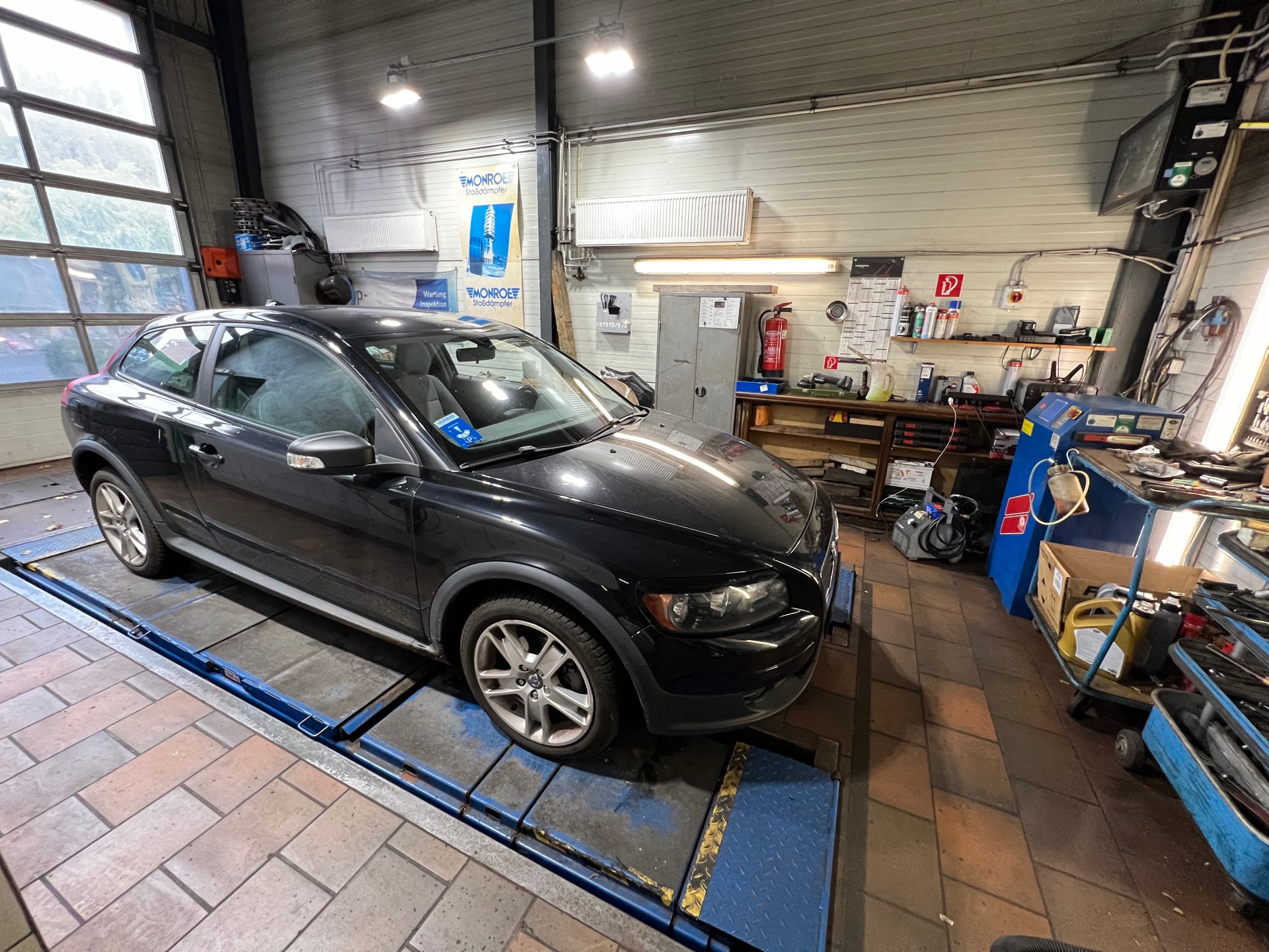 Volvo auf der Hebebühne in der großen Halle